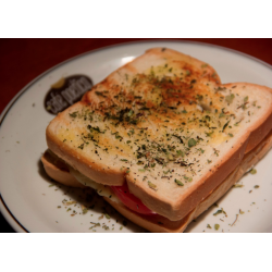 QUEIJO QUENTE COM TOMATE E...