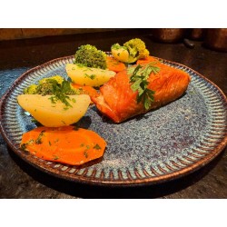 SALMÃO COM LEGUMES SALTEADOS